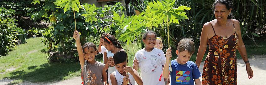 Hinano with kids at Atitia center